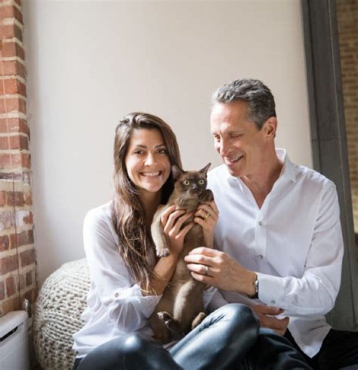Dr. Mark Hyman is Married to Wife: Mia Lux. Kids: Rachel Hyman.