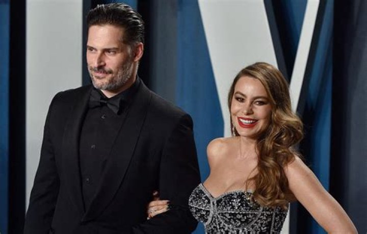 LeAnn Rimes looks extra-squinty at premiere, cozies up to Chelsea Handler