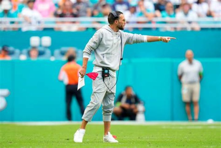 Mike McDaniel’s off-white Nike shoes and attire discussed by broadcast for two minutes