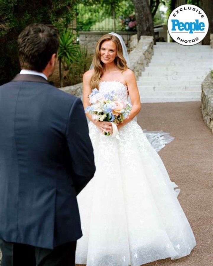 More power to ‘The Bachelor’ star Hannah Brown for revealing body image issues! Instagram official with Adam Woolard