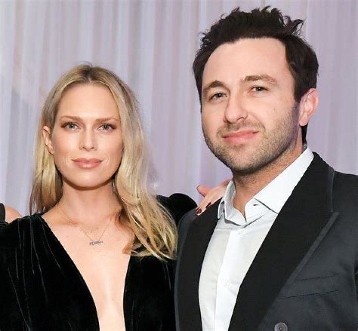 Performer Erin Foster is engaged to her fiance Simon Tikhman! Who is her sister?