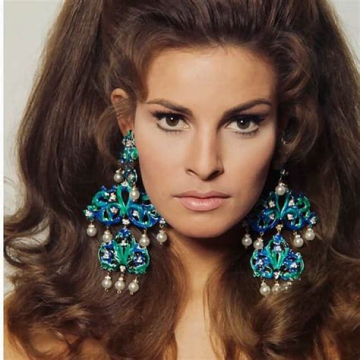 Raquel Welch Bio (Wiki) 