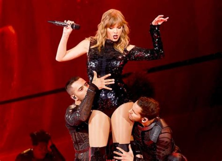 Taylor Swift kicked out Justin Bieber & everybody else from an LA gym