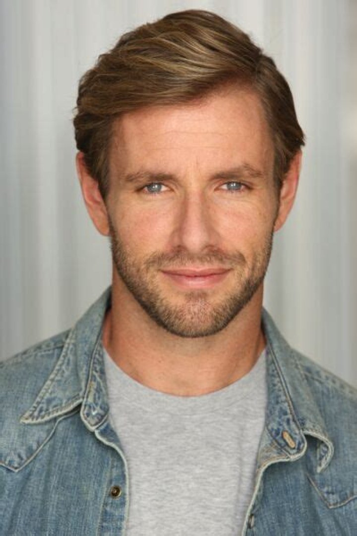 Tom Oakley Bio (Wiki) 