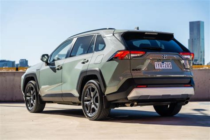 Which is bigger Ford Edge or Toyota rav4?