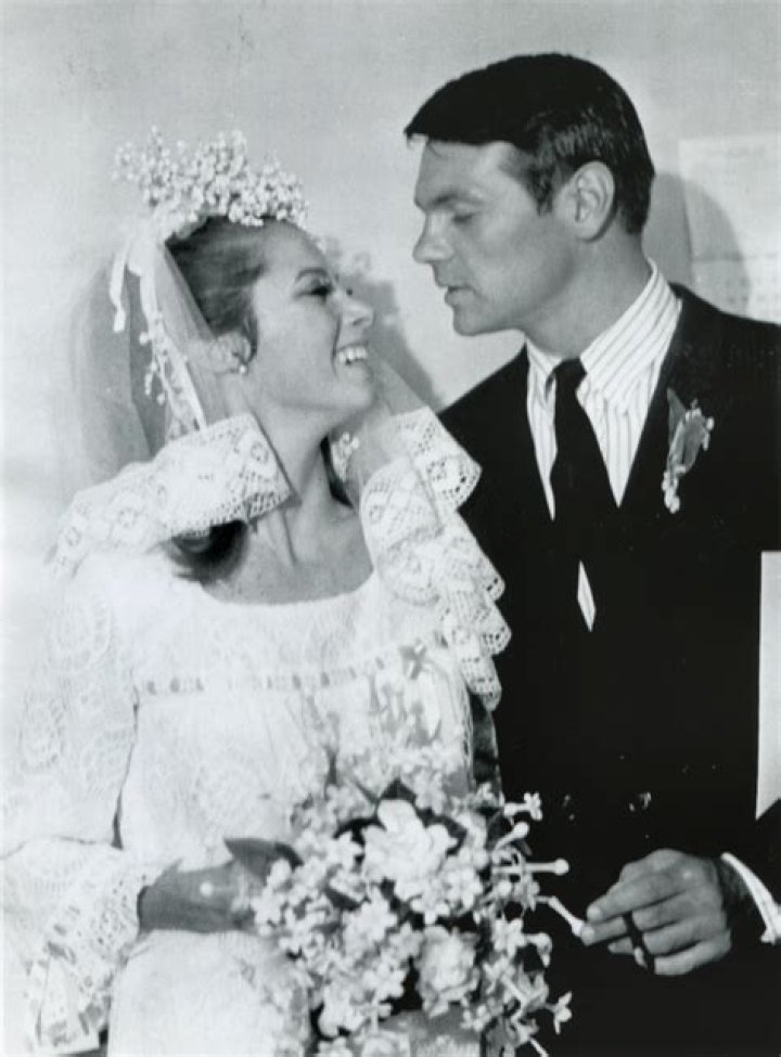 Who is Stefanie Powers married to?